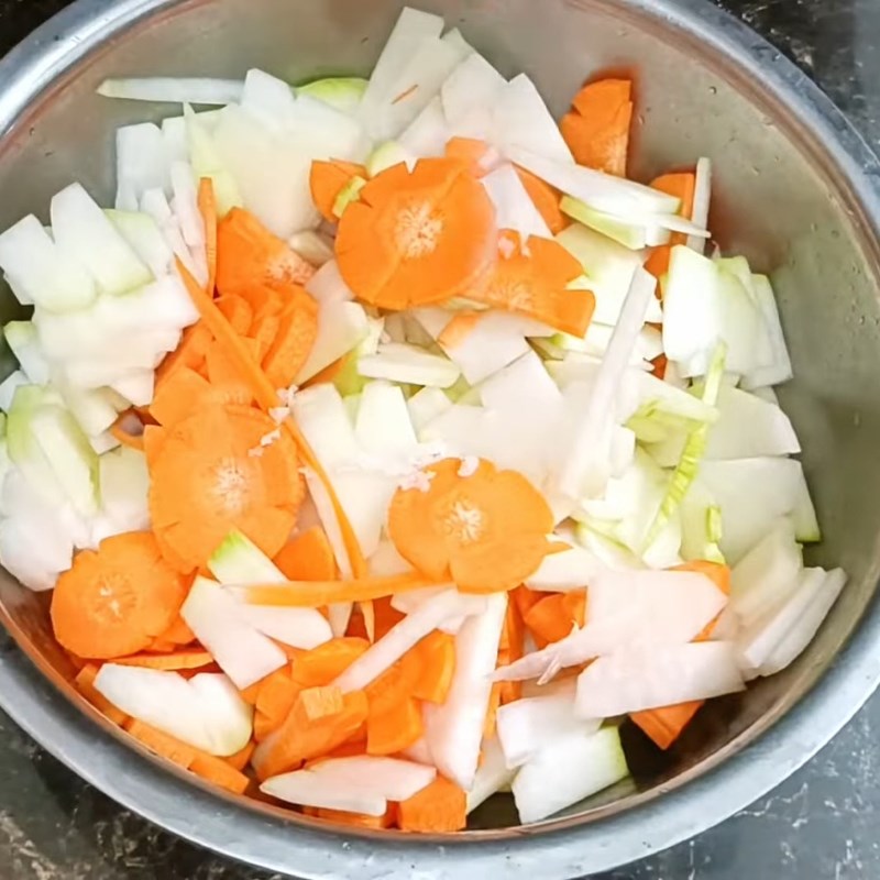 Bước 4 Bóp nộm su hào cà rốt với muối Nộm su hào cà rốt thái miếng