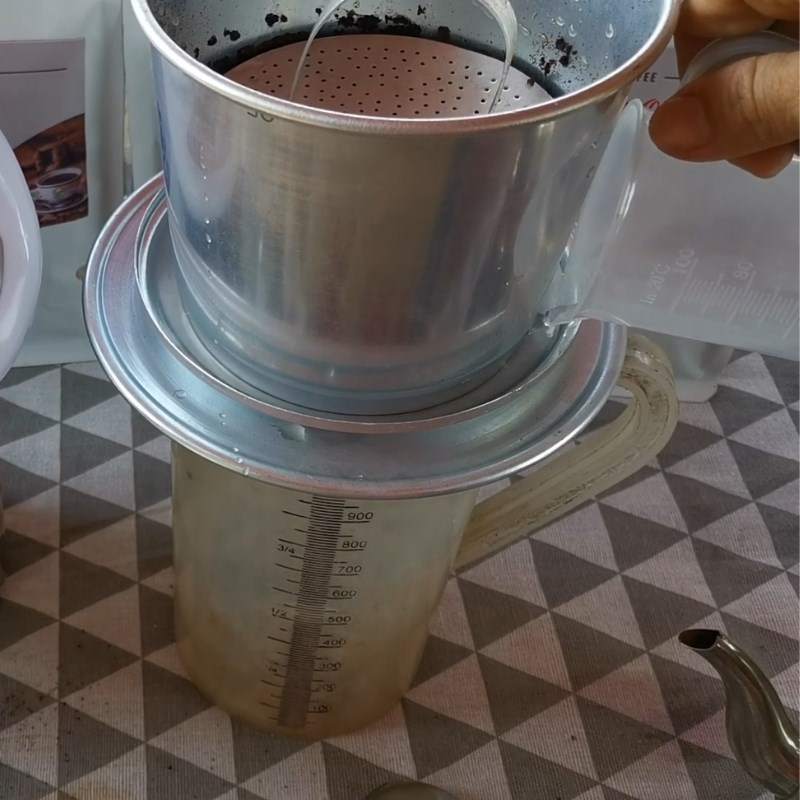 Bước 2 Ủ cà phê Cà phê phin