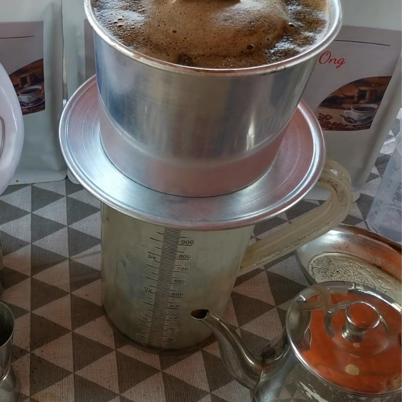 Bước 3 Nén và pha nước lần hai Cà phê phin