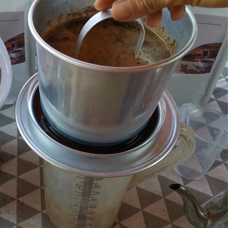 Bước 3 Nén và pha nước lần hai Cà phê phin