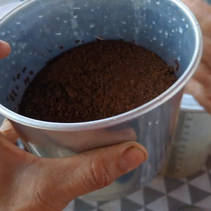 Bước 1 Chuẩn bị phin và cà phê bột đúng tỷ lệ Cà phê phin