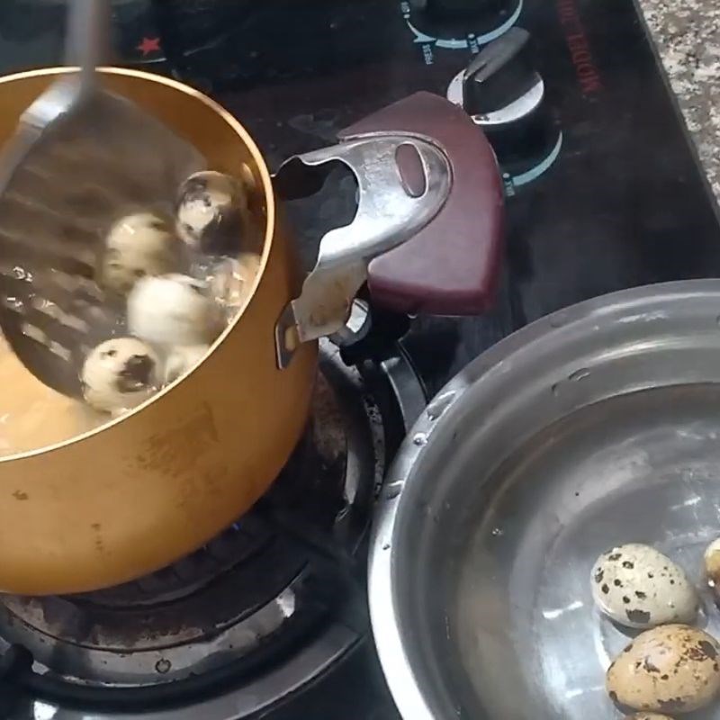 Bước 3 Cách bóc vỏ trứng cút lộn dễ dàng trứng cút lộn luộc