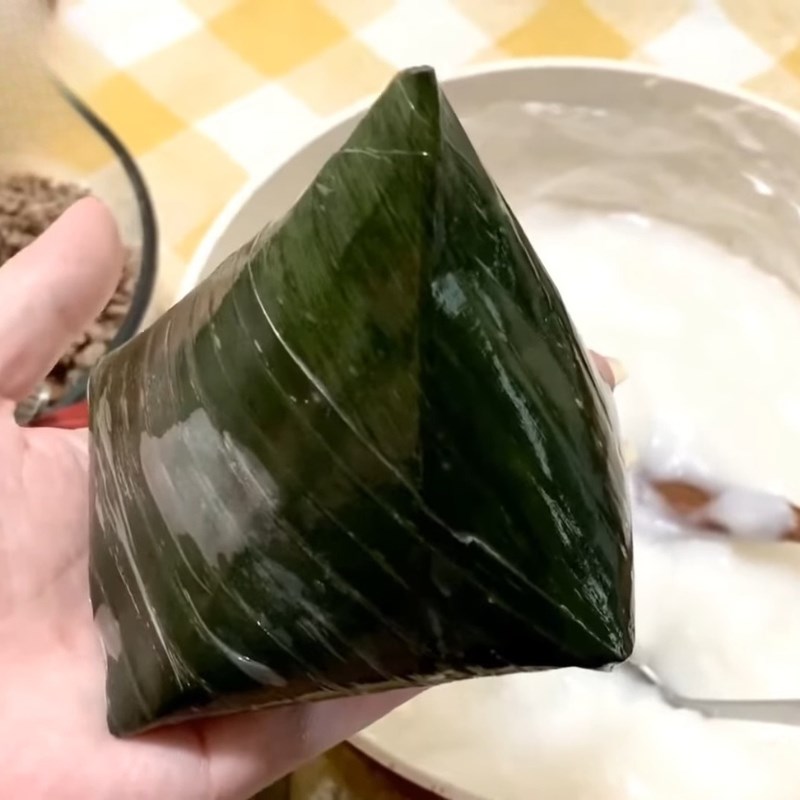 Bước 4 Cách gói bánh giò chuẩn Hà Nội Bánh giò Hà Nội