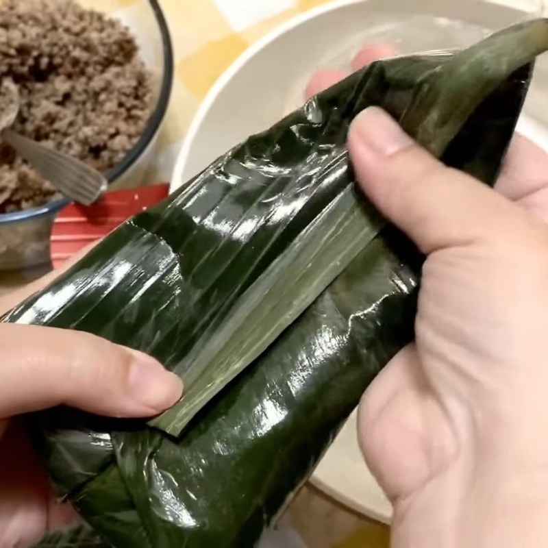 Bước 4 Cách gói bánh giò chuẩn Hà Nội Bánh giò Hà Nội