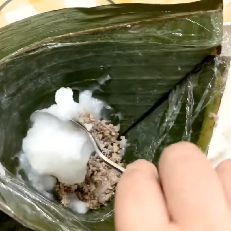 Bước 4 Cách gói bánh giò chuẩn Hà Nội Bánh giò Hà Nội