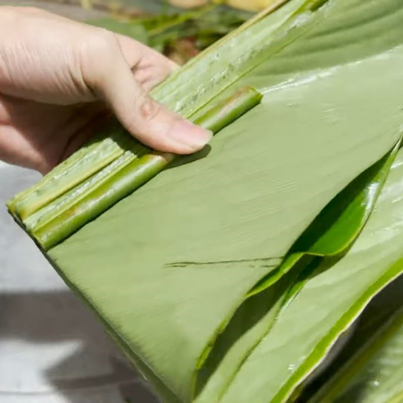 Bước 2 Cắt lá dong theo kích thước chuẩn trước khi tạo khuôn cách gói bánh chưng bằng lá dong