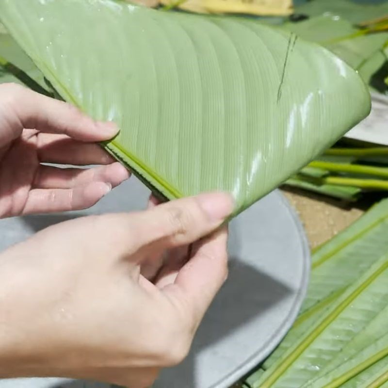 Bước 2 Cắt lá dong theo kích thước chuẩn trước khi tạo khuôn cách gói bánh chưng bằng lá dong