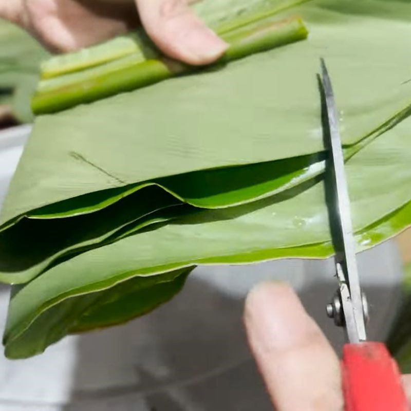 Bước 2 Cắt lá dong theo kích thước chuẩn trước khi tạo khuôn cách gói bánh chưng bằng lá dong