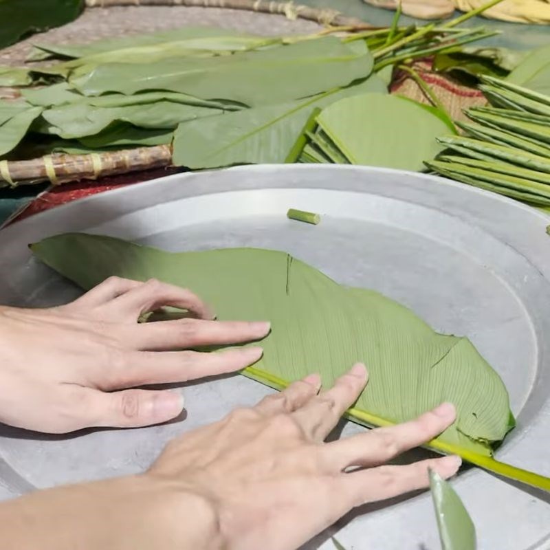 Bước 2 Cắt lá dong theo kích thước chuẩn trước khi tạo khuôn cách gói bánh chưng bằng lá dong