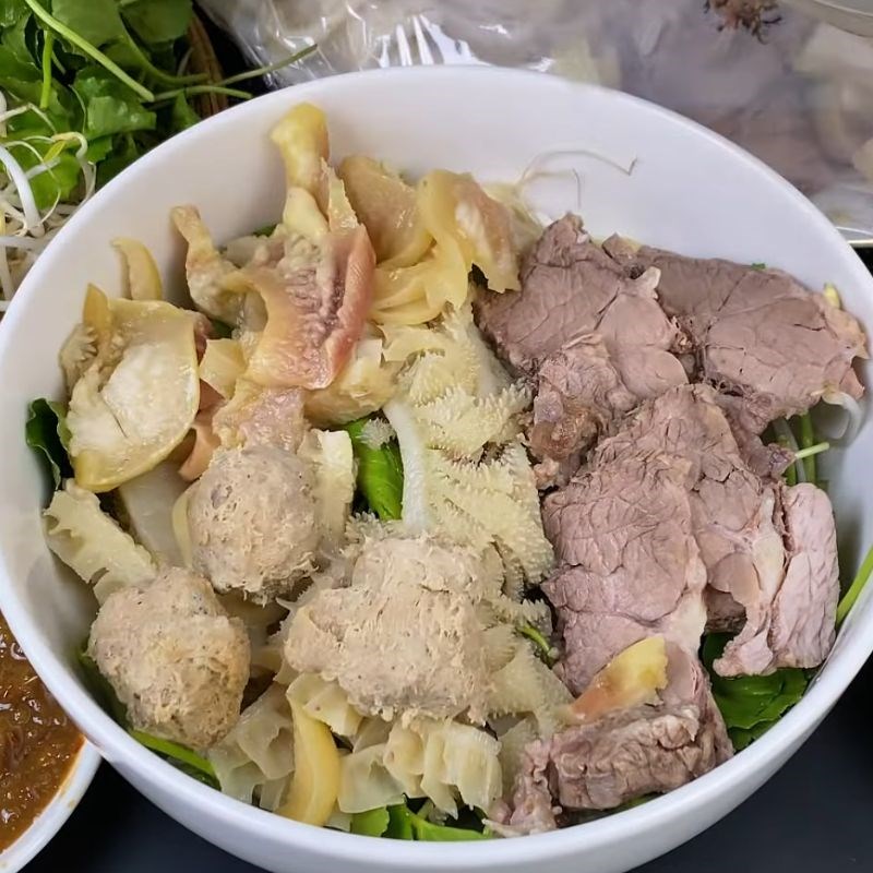 Bước 7 Cắt thái lòng bò và bày trí thành phẩm cháo lòng bò