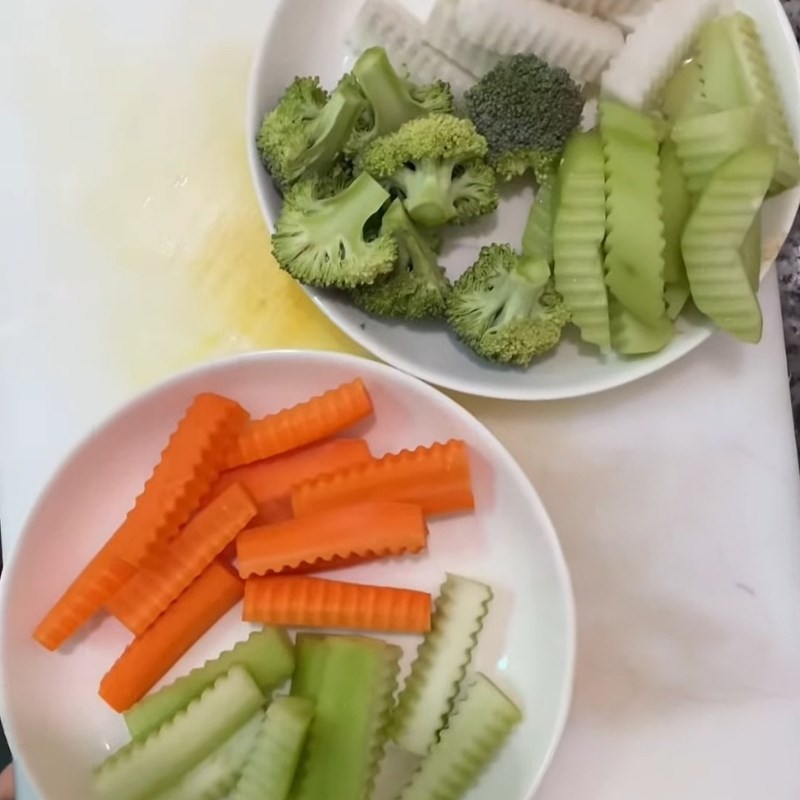 Bước 2 Cắt tỉa rau củ luộc thập cẩm đẹp mắt Rau củ luộc