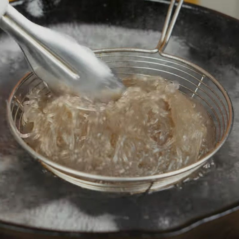 Bước 4 Chần miến dong vừa tới miến trộn xì dầu