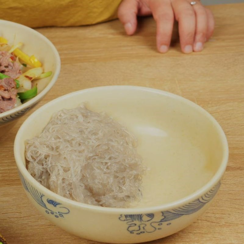 Bước 4 Chần miến dong vừa tới miến trộn xì dầu