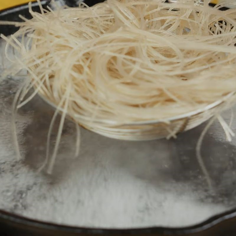 Bước 4 Chần miến dong vừa tới miến trộn xì dầu