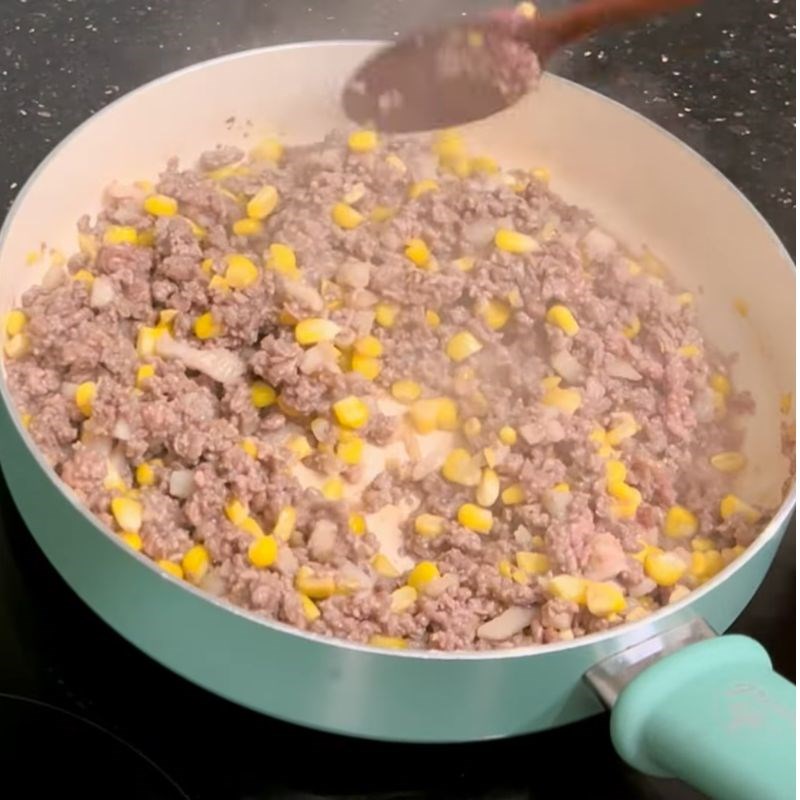 Bước 2 Chế biến nhân bánh bao bò phô mai đậm đà bánh bao bò phô mai