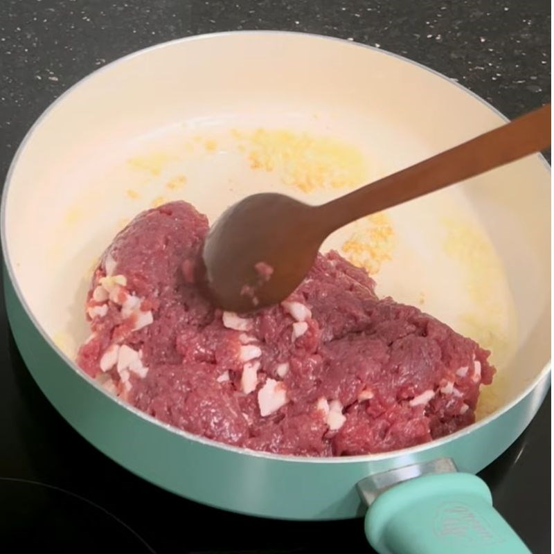 Bước 2 Chế biến nhân bánh bao bò phô mai đậm đà bánh bao bò phô mai