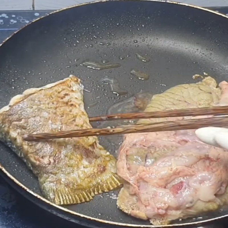 Bước 2 Chiên cá chép giòn vàng, khử tanh hiệu quả Cá chép om dưa Hà Nội