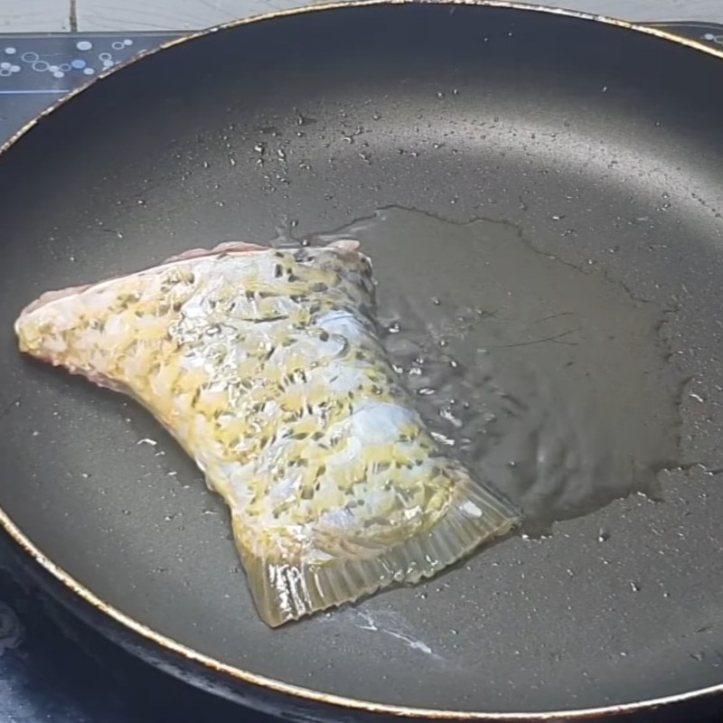 Bước 2 Chiên cá chép giòn vàng, khử tanh hiệu quả Cá chép om dưa Hà Nội