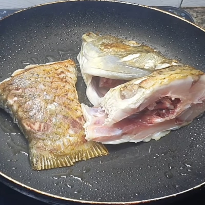 Bước 2 Chiên cá chép giòn vàng, khử tanh hiệu quả Cá chép om dưa Hà Nội