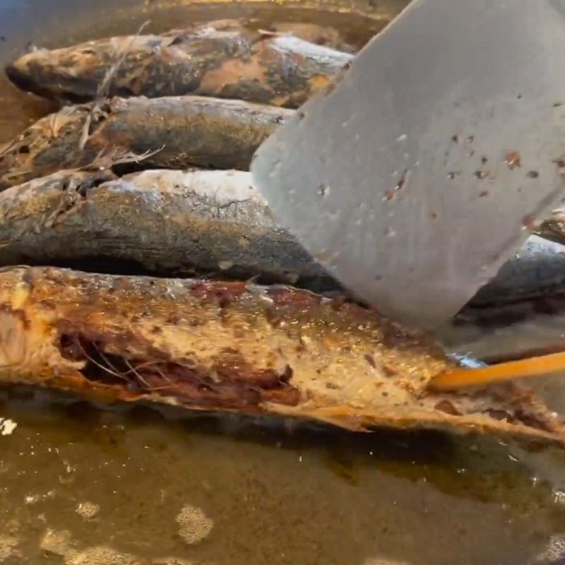 Bước 3 Chiên cá hấp giòn rụm cá hấp chiên