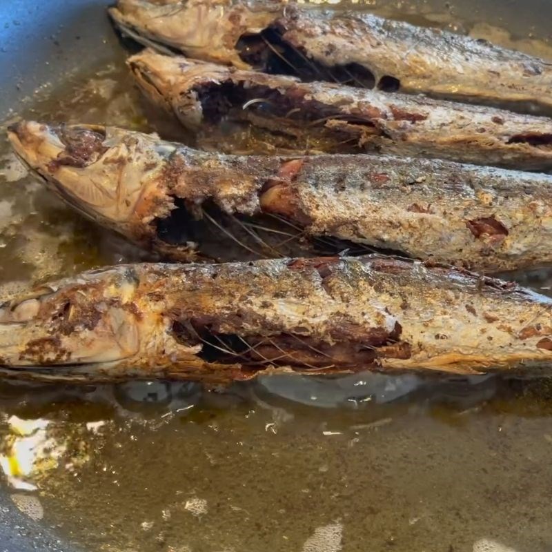 Bước 3 Chiên cá hấp giòn rụm cá hấp chiên