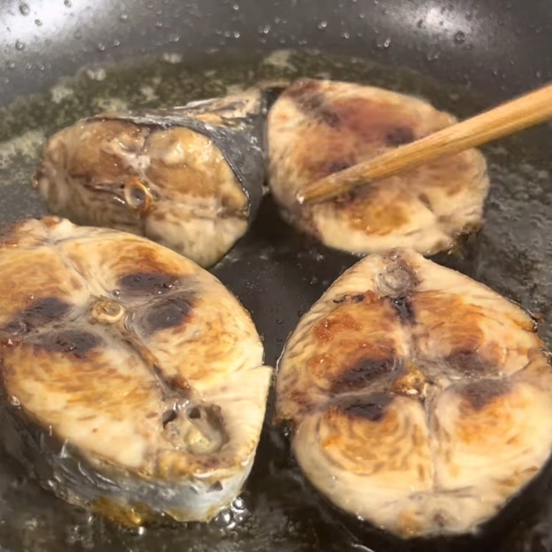 Bước 4 Chiên sơ cá ngừ vàng nhẹ Cá ngừ kho măng