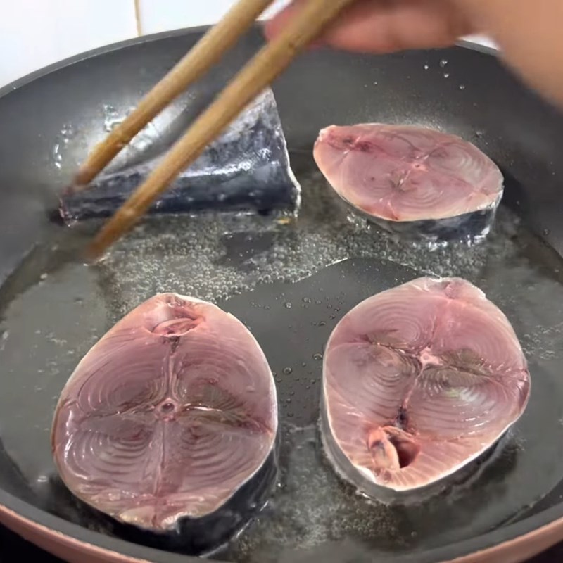 Bước 4 Chiên sơ cá ngừ vàng nhẹ Cá ngừ kho măng