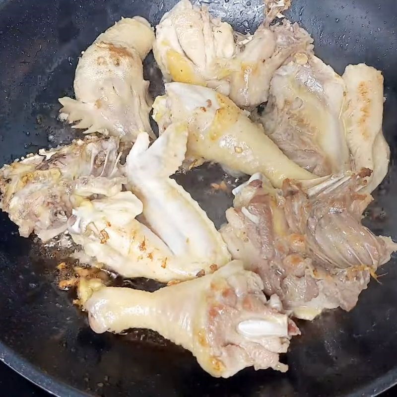 Bước 3 Chiên sơ gà để giữ độ ngọt và màu sắc đẹp Gà tần thuốc bắc