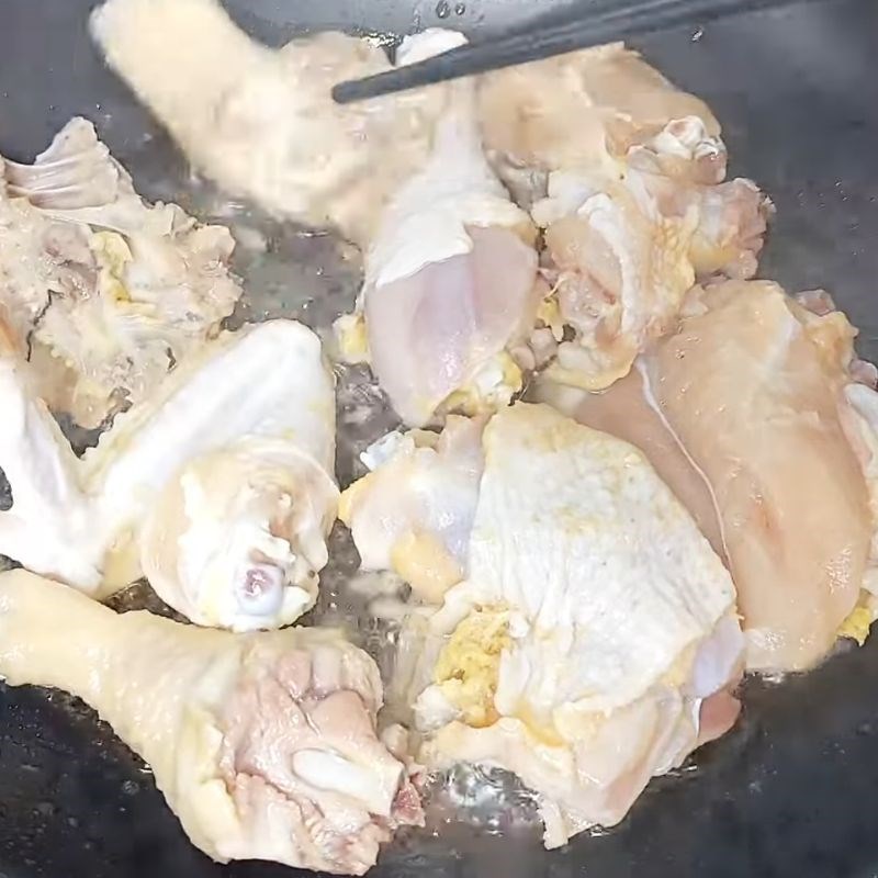 Bước 3 Chiên sơ gà để giữ độ ngọt và màu sắc đẹp Gà tần thuốc bắc