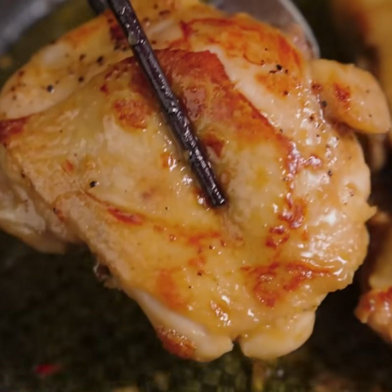 Bước 3 Chiên sơ má đùi gà vàng giòn má đùi gà chiên