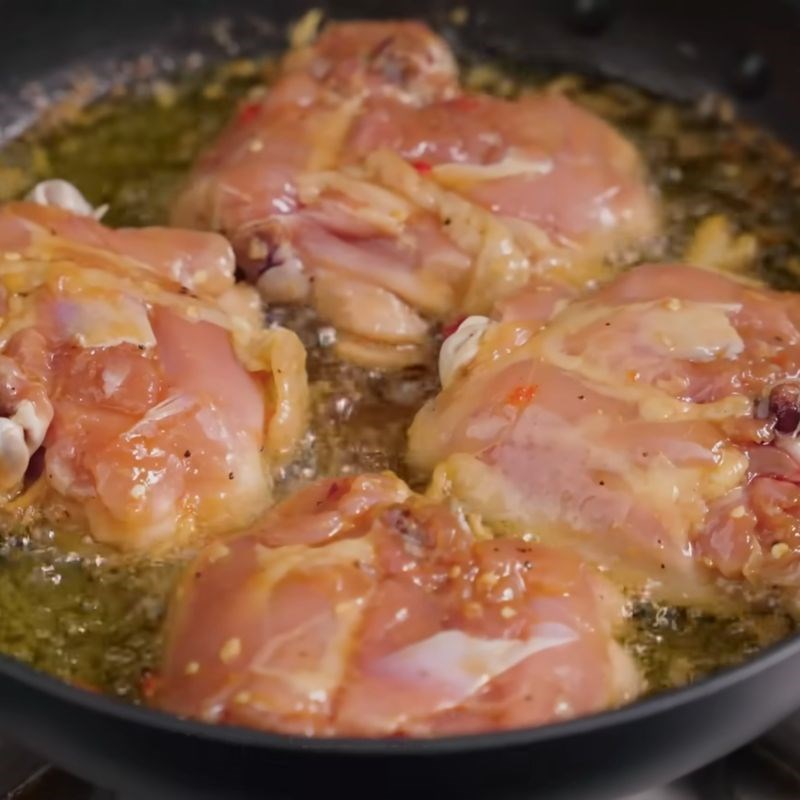 Bước 3 Chiên sơ má đùi gà vàng giòn má đùi gà chiên