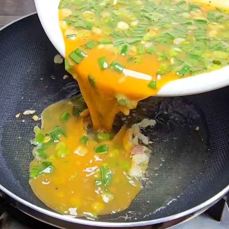 Bước 3 Chiên trứng vịt vàng ươm Trứng vịt chiên