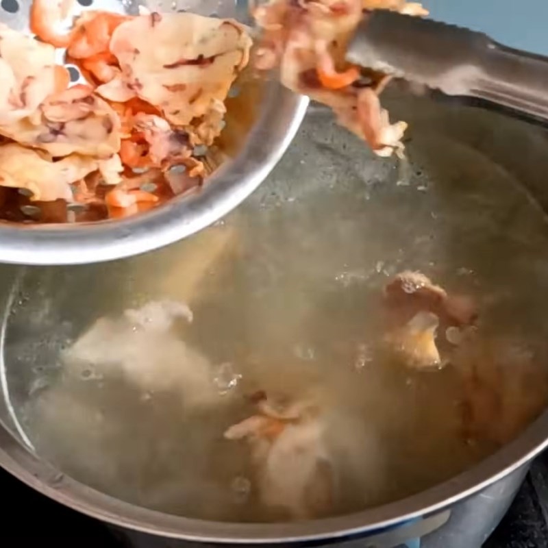 Bước 7 Cho nguyên liệu còn lại vào nồi nước lèo Nước lèo bánh canh