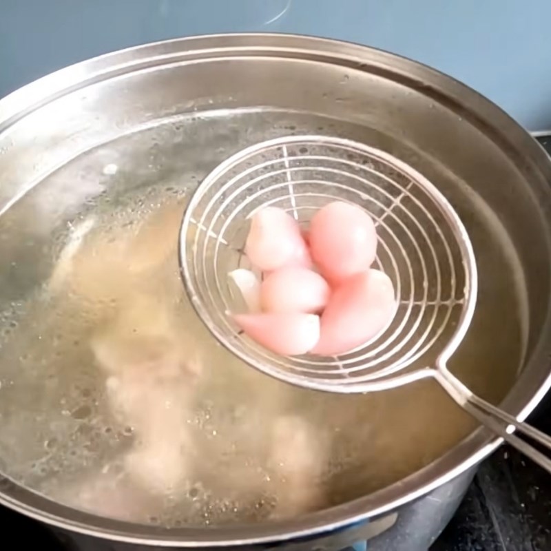 Bước 7 Cho nguyên liệu còn lại vào nồi nước lèo Nước lèo bánh canh