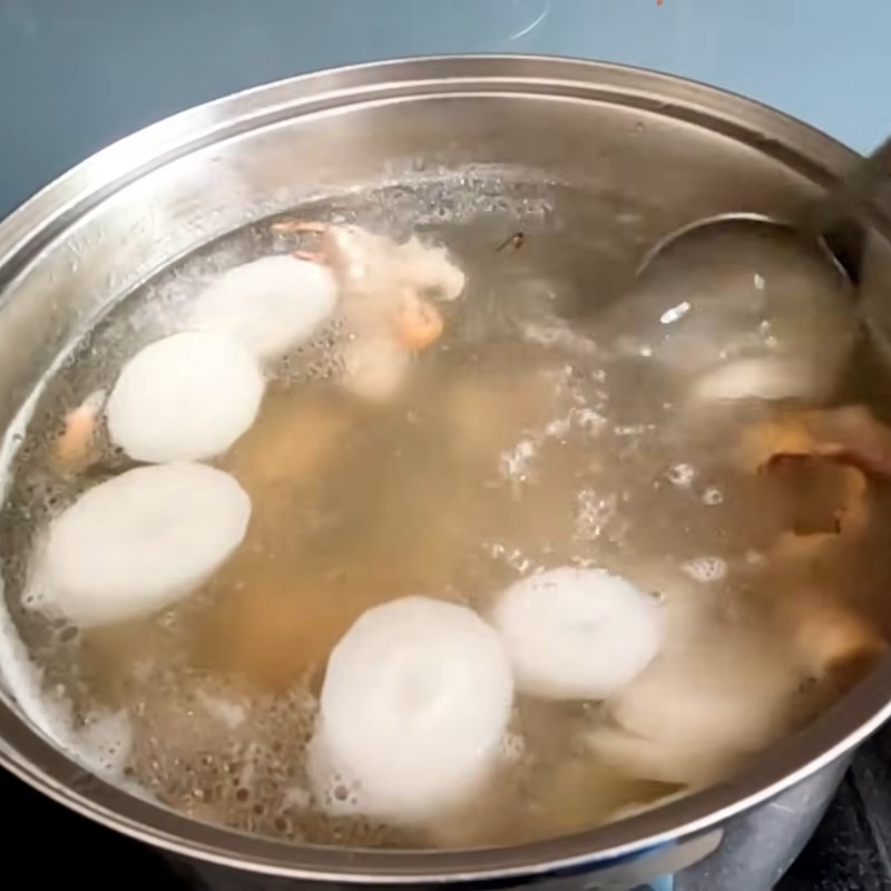 Bước 7 Cho nguyên liệu còn lại vào nồi nước lèo Nước lèo bánh canh