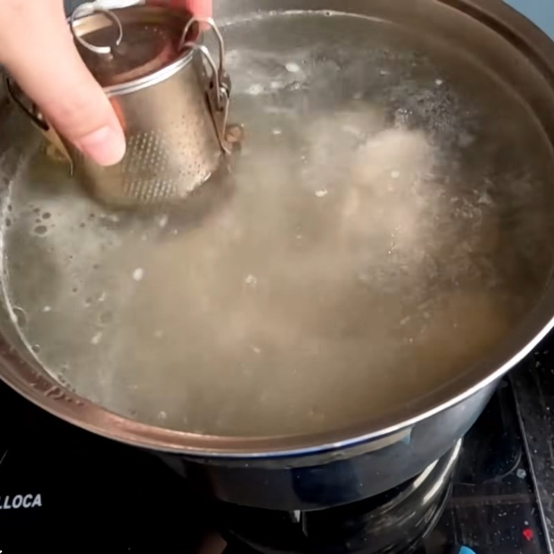 Bước 7 Cho nguyên liệu còn lại vào nồi nước lèo Nước lèo bánh canh