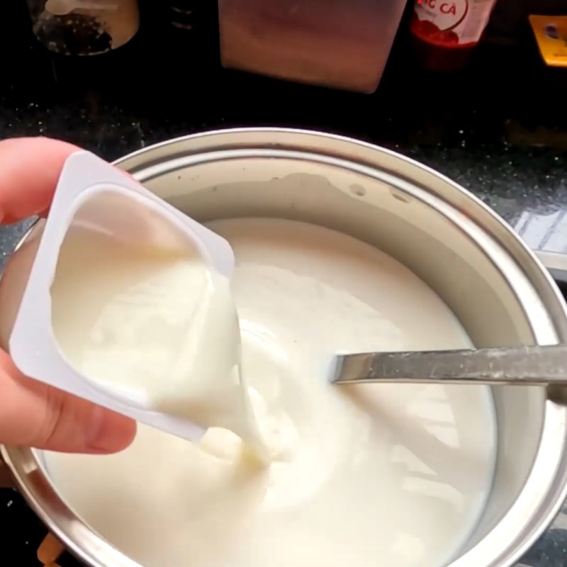 Bước 3 Cho men sữa chua vào hỗn hợp Ủ sữa chua bằng thùng đá