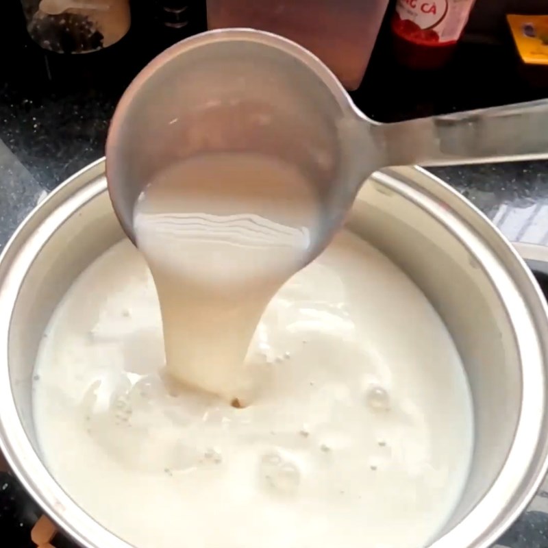 Bước 3 Cho men sữa chua vào hỗn hợp Ủ sữa chua bằng thùng đá