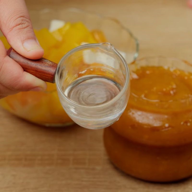 Bước 3 Chuẩn bị các topping và syrup đường Trà xoài chanh leo