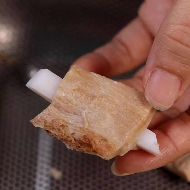 Bước 2 Chuẩn bị cơm dừa và nhồi sườn non chay rim nước tương