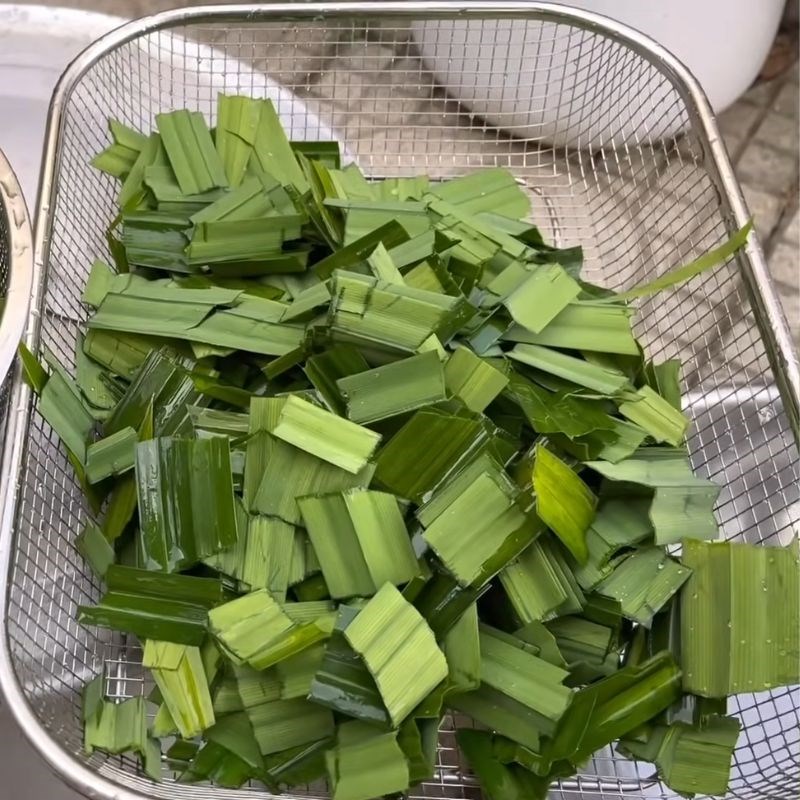 Bước 1 Chuẩn bị lá tạo màu tự nhiên cho bánh chưng bánh chưng xanh bằng lá riềng