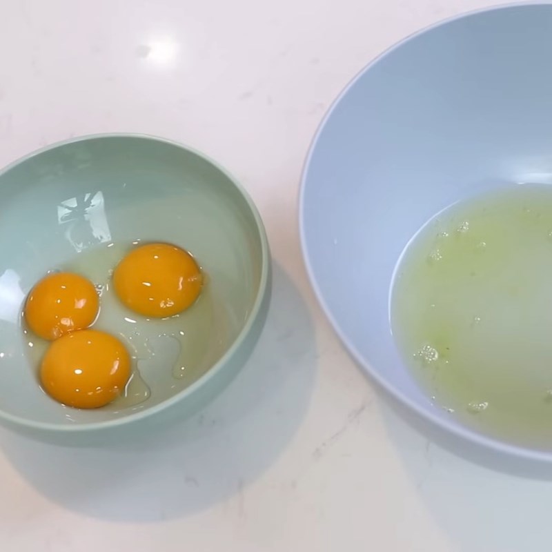 Bước 1 Chuẩn bị nguyên liệu và trộn lòng đỏ trứng Bánh gato bằng nồi chiên không dầu