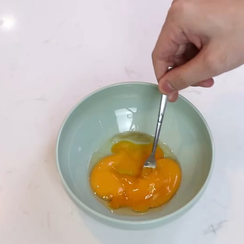 Bước 1 Chuẩn bị nguyên liệu và trộn lòng đỏ trứng Bánh gato bằng nồi chiên không dầu