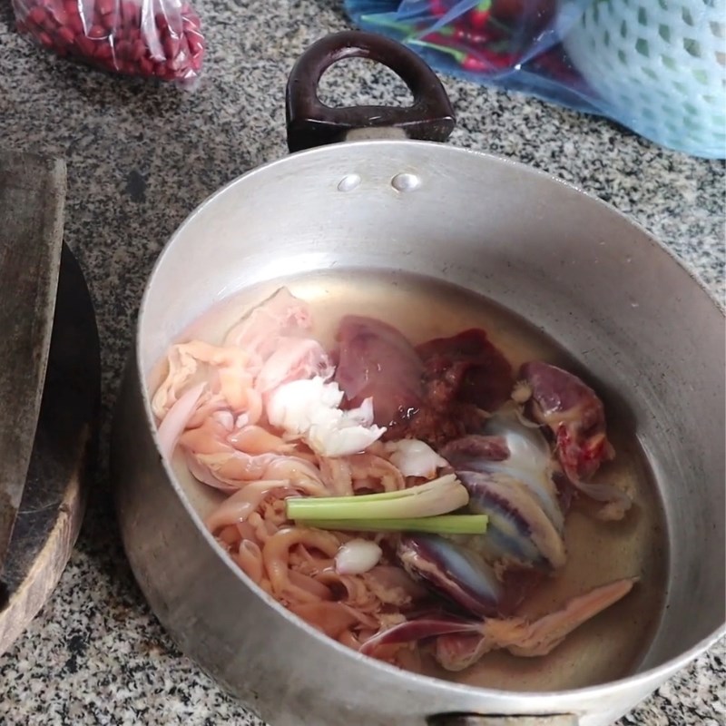 Bước 2 Chuẩn bị nhân tiết canh vịt thơm ngon Tiết canh vịt hãm bằng mì chính