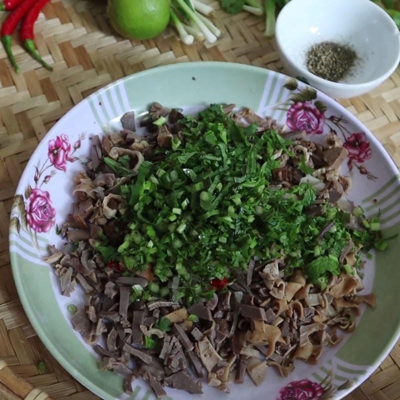 Bước 2 Chuẩn bị nhân tiết canh vịt thơm ngon Tiết canh vịt hãm bằng mì chính