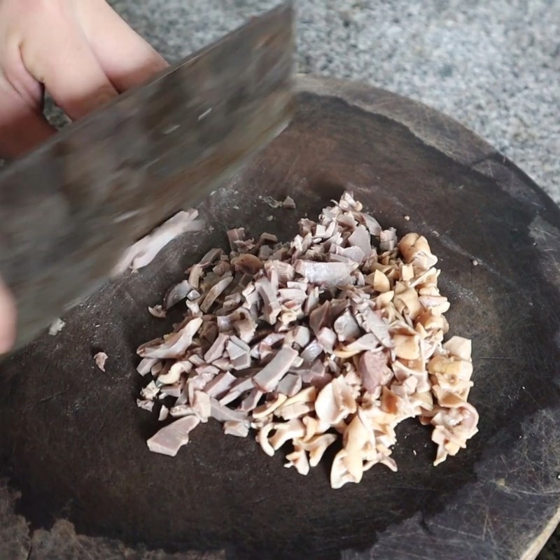 Bước 2 Chuẩn bị nhân tiết canh vịt thơm ngon Tiết canh vịt hãm bằng mì chính