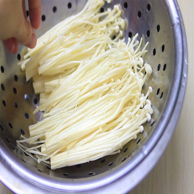 Bước 1 Chuẩn bị nước dùng và sơ chế nấm canh mọc nấm kim châm