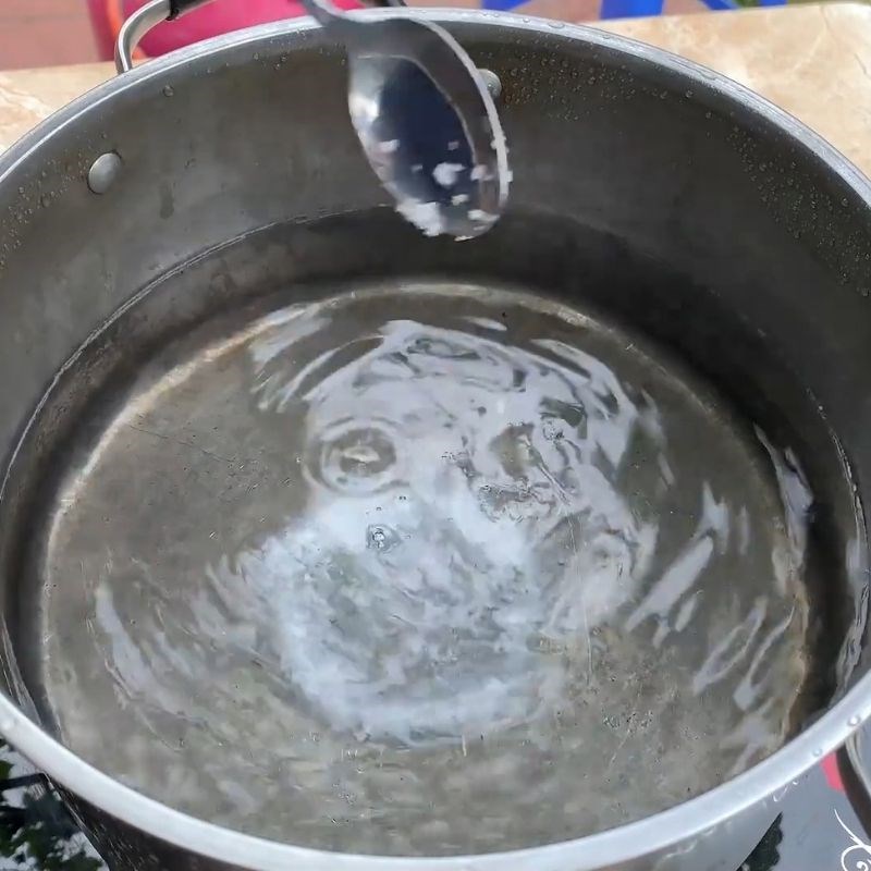 Bước 2 Chuẩn bị nước ỏm cọ - Công đoạn quyết định chất lượng cọ ỏm