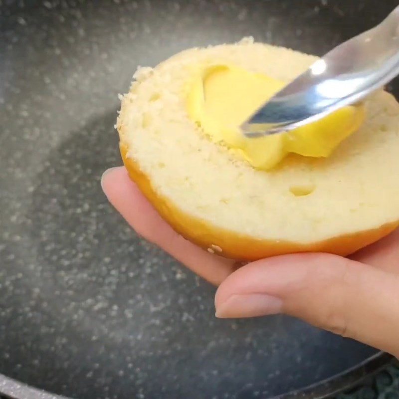 Bước 3 Chuẩn bị sốt mayonnaise và áp chảo vỏ bánh mì Bánh mì hamburger