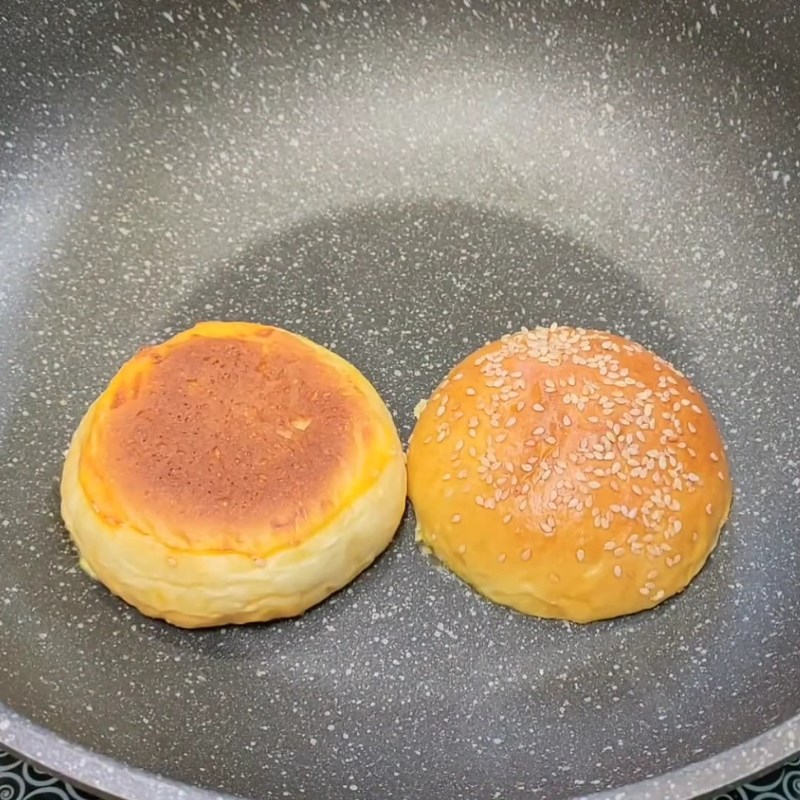 Bước 3 Chuẩn bị sốt mayonnaise và áp chảo vỏ bánh mì Bánh mì hamburger